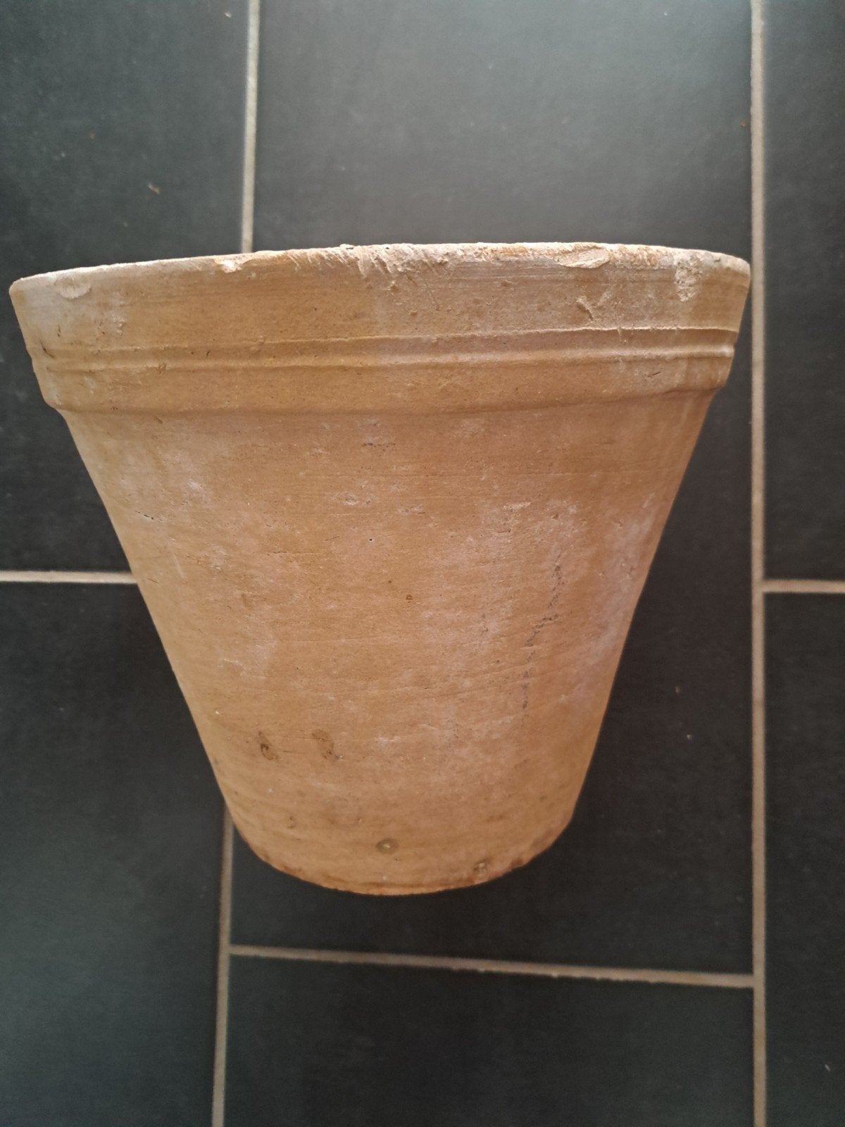 Grand pot en terre cuite, Enlèvement