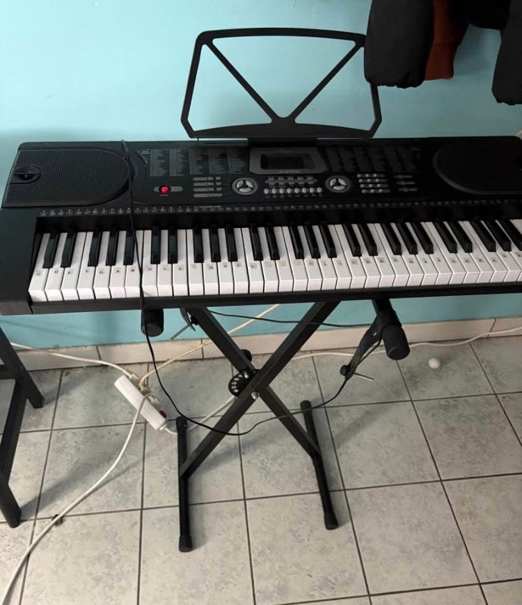 Piano te koop, Muziek en Instrumenten, Keyboards, 61 toetsen, Zo goed als nieuw, Met standaard, Ophalen