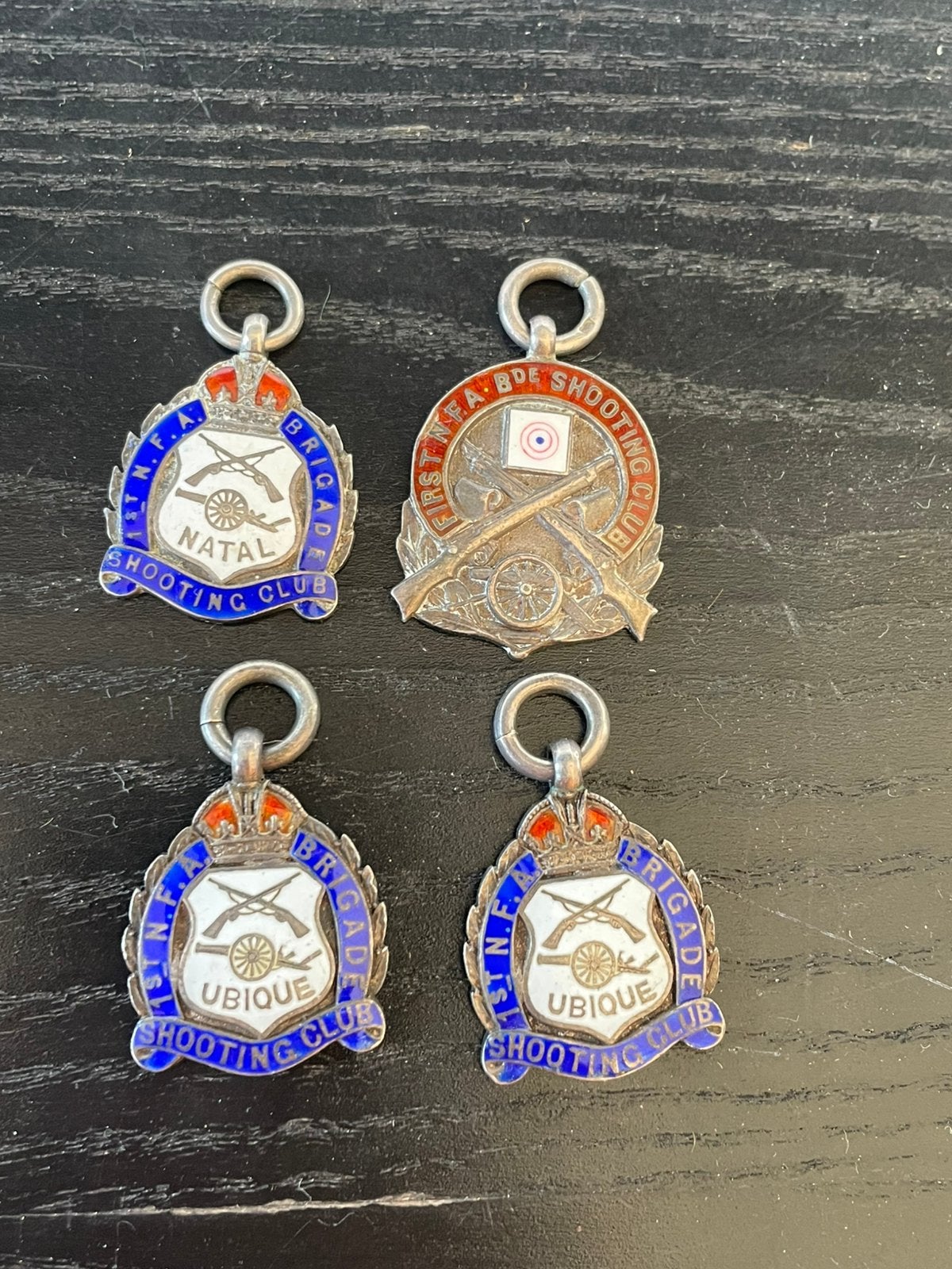 Medaille anglais prix de tir schietprijs zilver argent, Bijoux, Sacs & Beauté, Bracelets à breloques, Enlèvement ou Envoi, Comme neuf