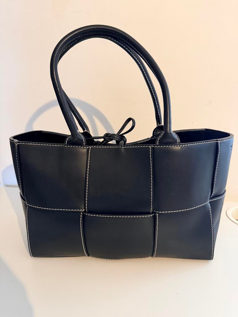 Sac Bottega Veneta Arco Tote - Maxi Intrecciato (Noir/Blanc), Bijoux, Sacs & Beauté, Sacs | Sacs à bandoulière, Comme neuf, Blanc