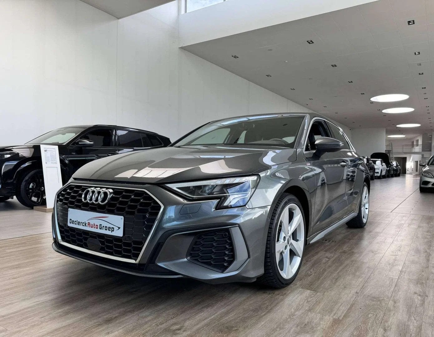 Audi A3 Sportback 35TFSI*6V*S-LINE*8.400KM*NIEUWSTAAT* ENIG, Autos, Cuir, Argent ou Gris, Achat, Boîte manuelle
