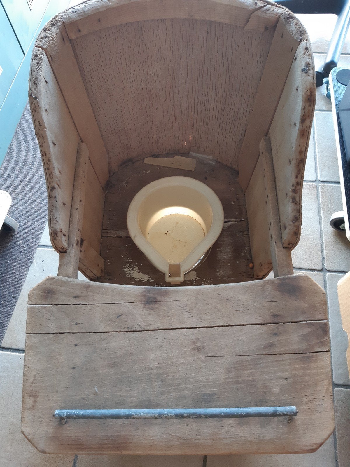 Oude kinderstoel, Enlèvement