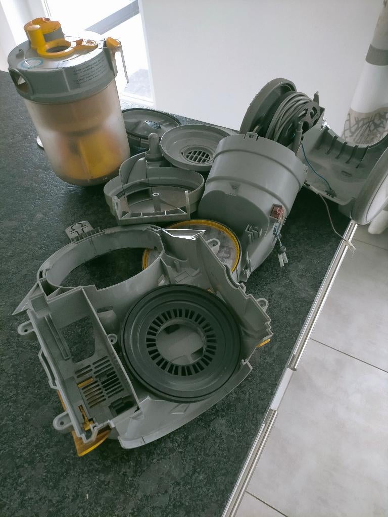 Aspirateur Dyson cd05 en pièces détachées., Electroménager, Enlèvement, Ne fonctionne pas, 1200 à 1600 watts, Aspirateur