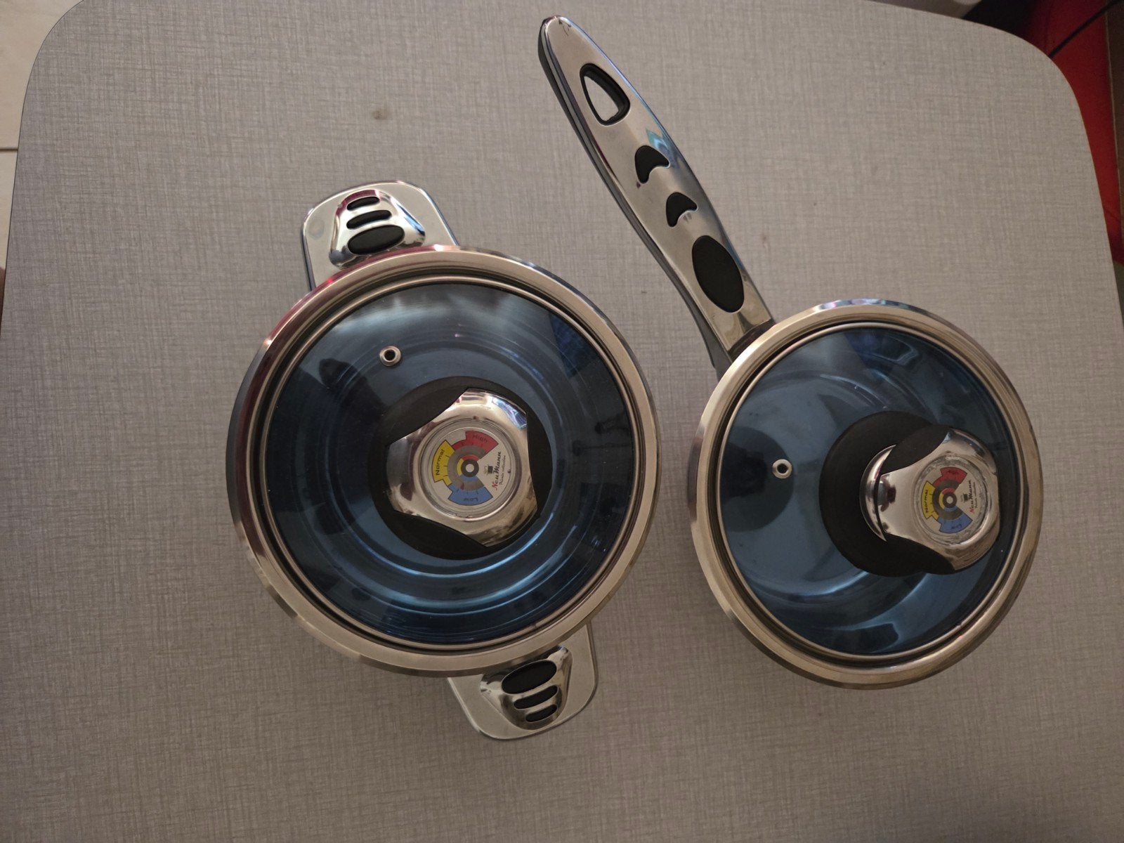 2 x Neumann, Enlèvement ou Envoi, Comme neuf