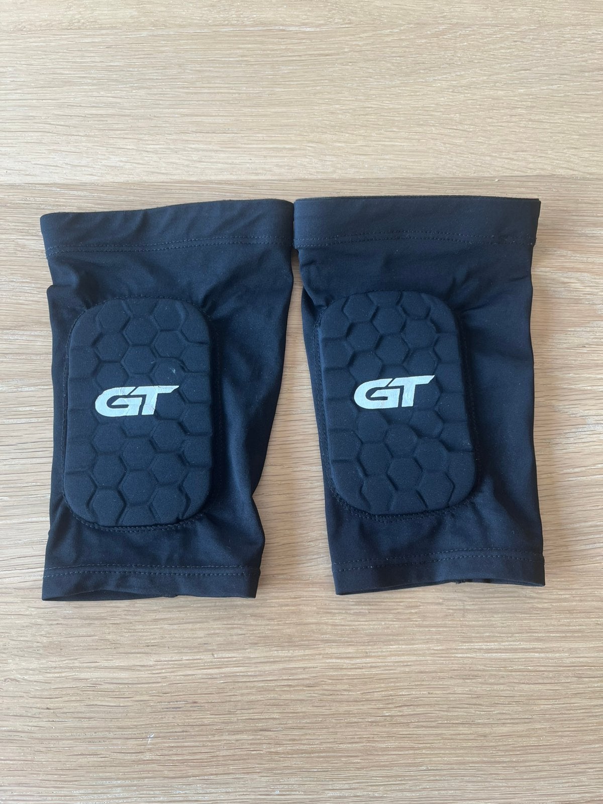 GT sleeve scheenbeschermers: mooie staat, Sport en Fitness, Voetbal, Maat S, Ophalen of Verzenden, Gebruikt, Clubaccessoires