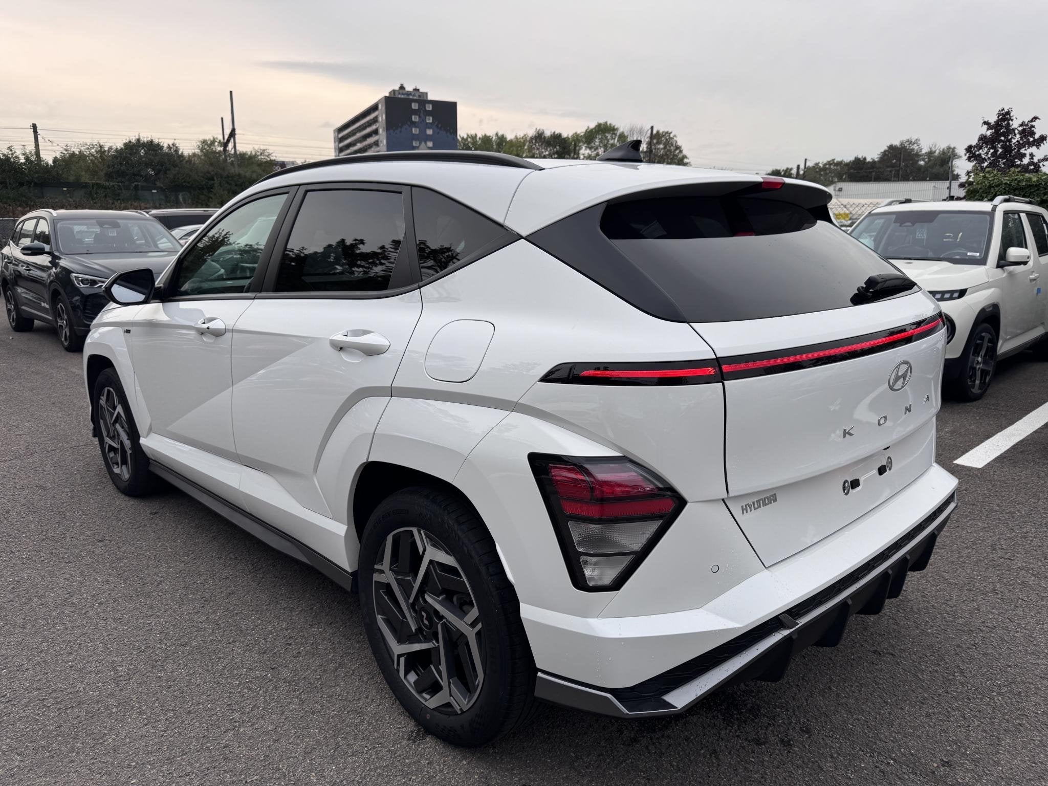 Hyundai Kona 1.6 GDi Hybrid Feel N-Line 6-DCT, Auto's, Stof, Gebruikt, 1600 cc, Wit
