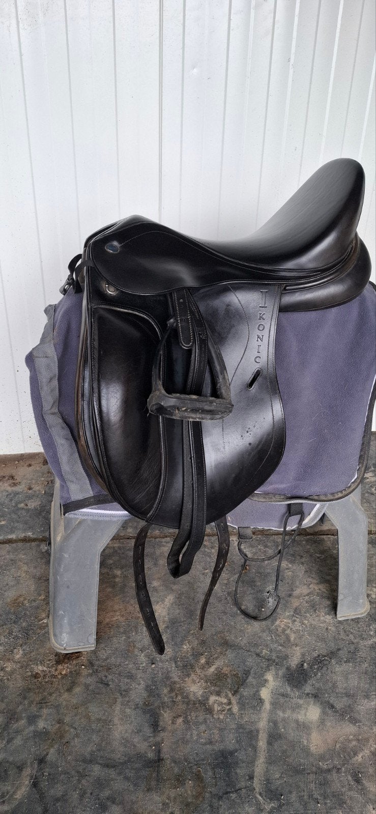 Selle de dressage Ikonic 18 pouces, Animaux & Accessoires, Chevaux & Poneys | Selles, Dressage