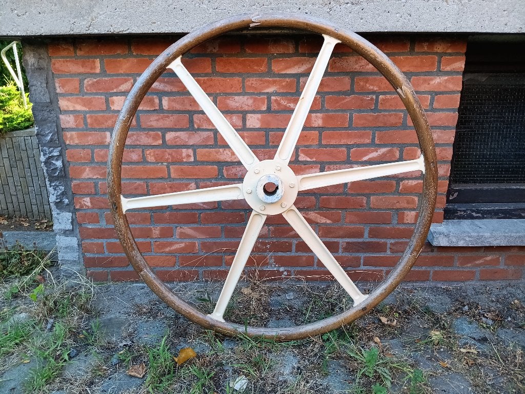Oud stuurwiel / roer van boot, Ophalen