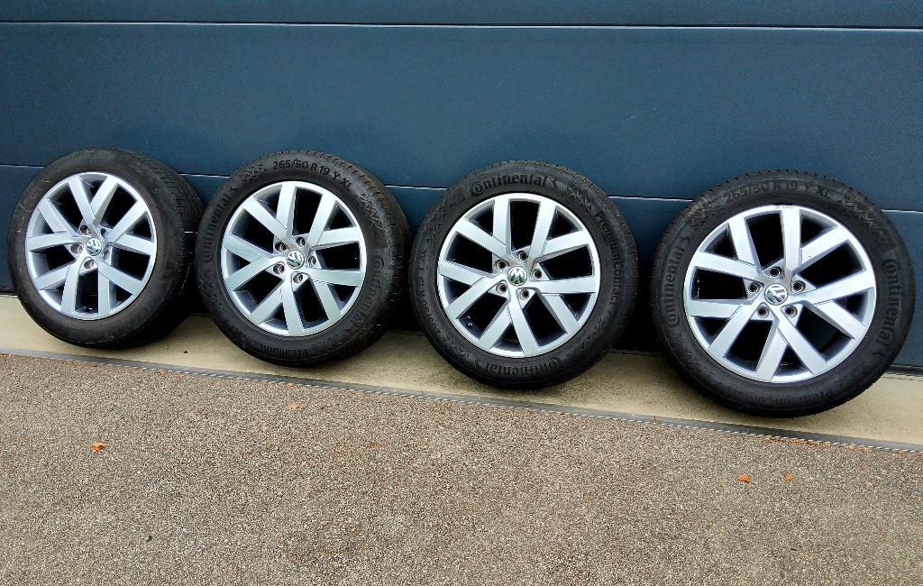 Très belles jantes originales VW Touareg avec pneus été, Pneus et Jantes, 265 mm, Pneus été, Utilisé