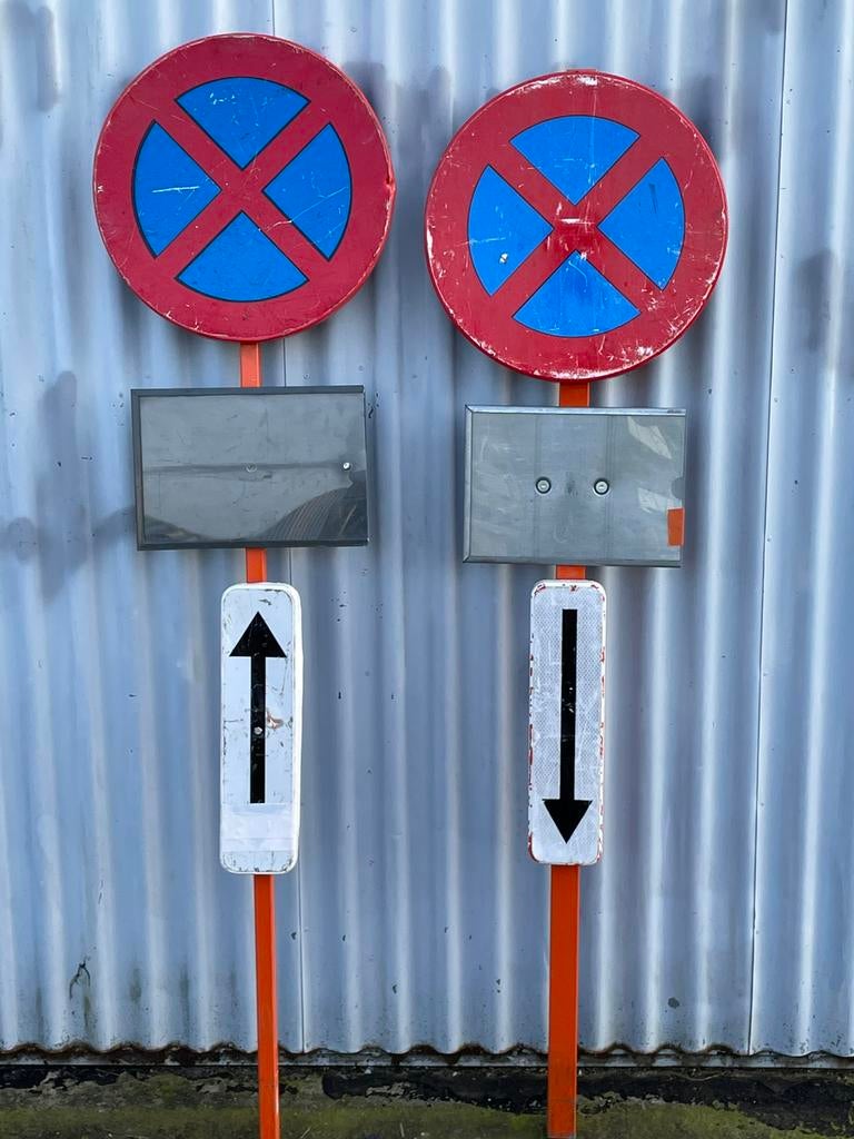 Parkeerborden (met bord waar ja A4 formulier kan inplaatsen), Ophalen, Zo goed als nieuw