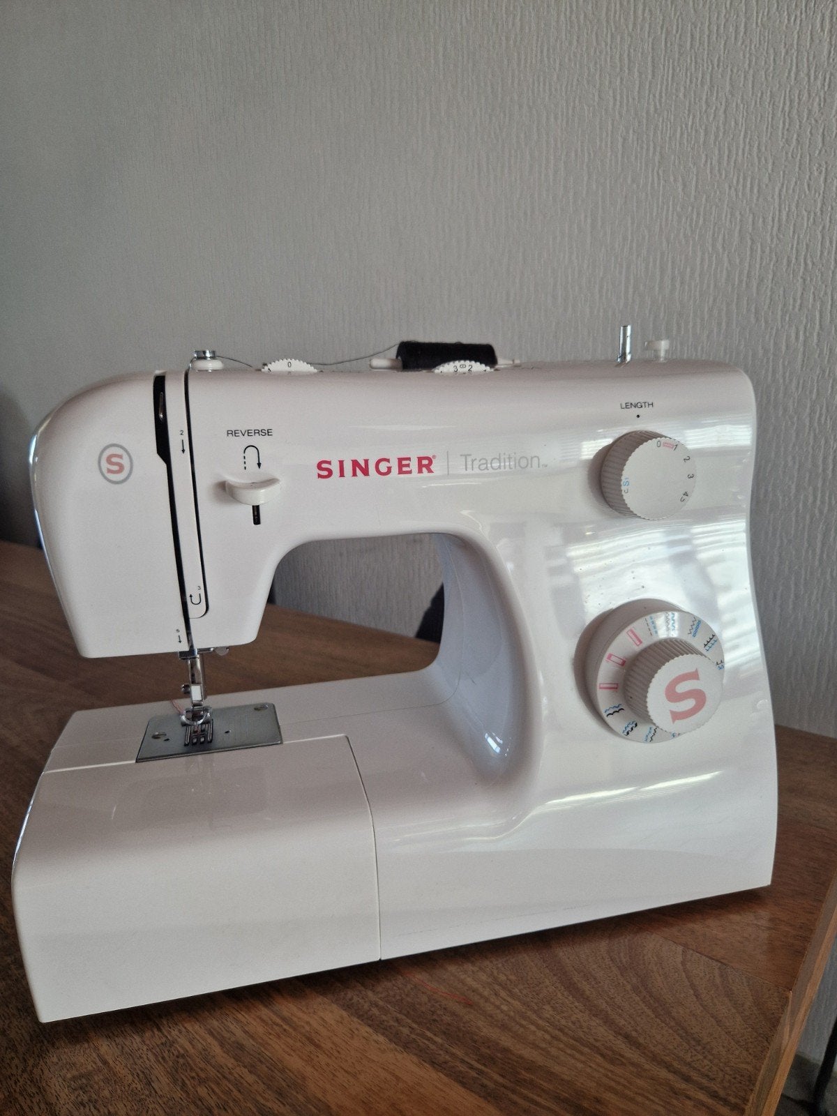 Naaimachine SINGER Nieuwe staat !!, Hobby en Vrije tijd, Ophalen, Naaimachine, Singer