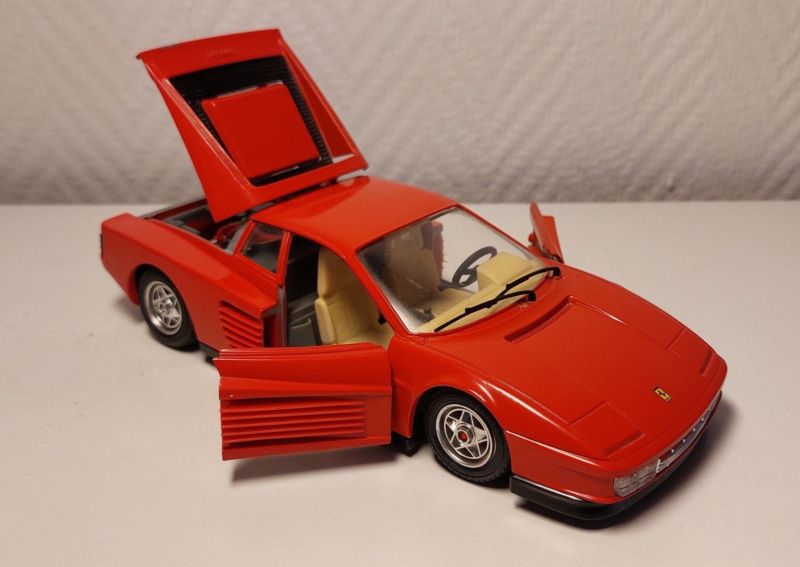 Intérieur rouge et beige de la Burago Ferrari Testarossa. éc, Enlèvement ou Envoi, Comme neuf, Voiture, Burago