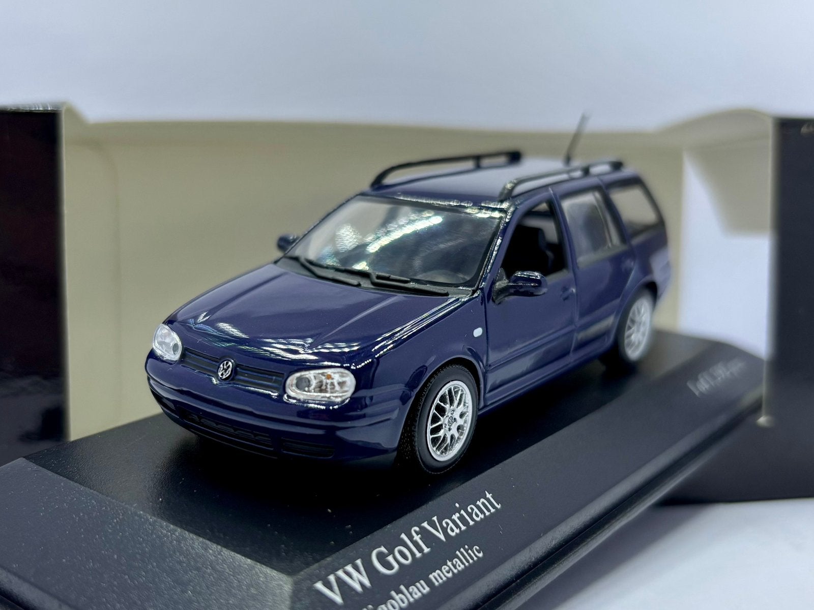 1:43 Volkswagen golf variant 1999 - MINICHAMPS, Hobby & Loisirs créatifs, Enlèvement ou Envoi, Comme neuf, MiniChamps