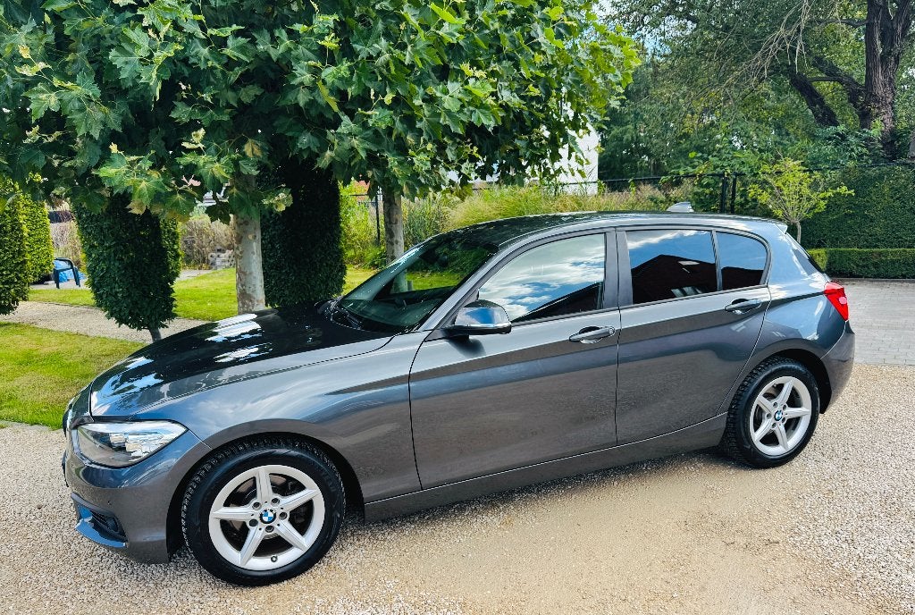 PRACHTIGE BMW 118i AUTOMAAT SLECHTS 93.000KM GEKEURD, Dealer onderhouden, 1 Reeks, Leder, Bedrijf