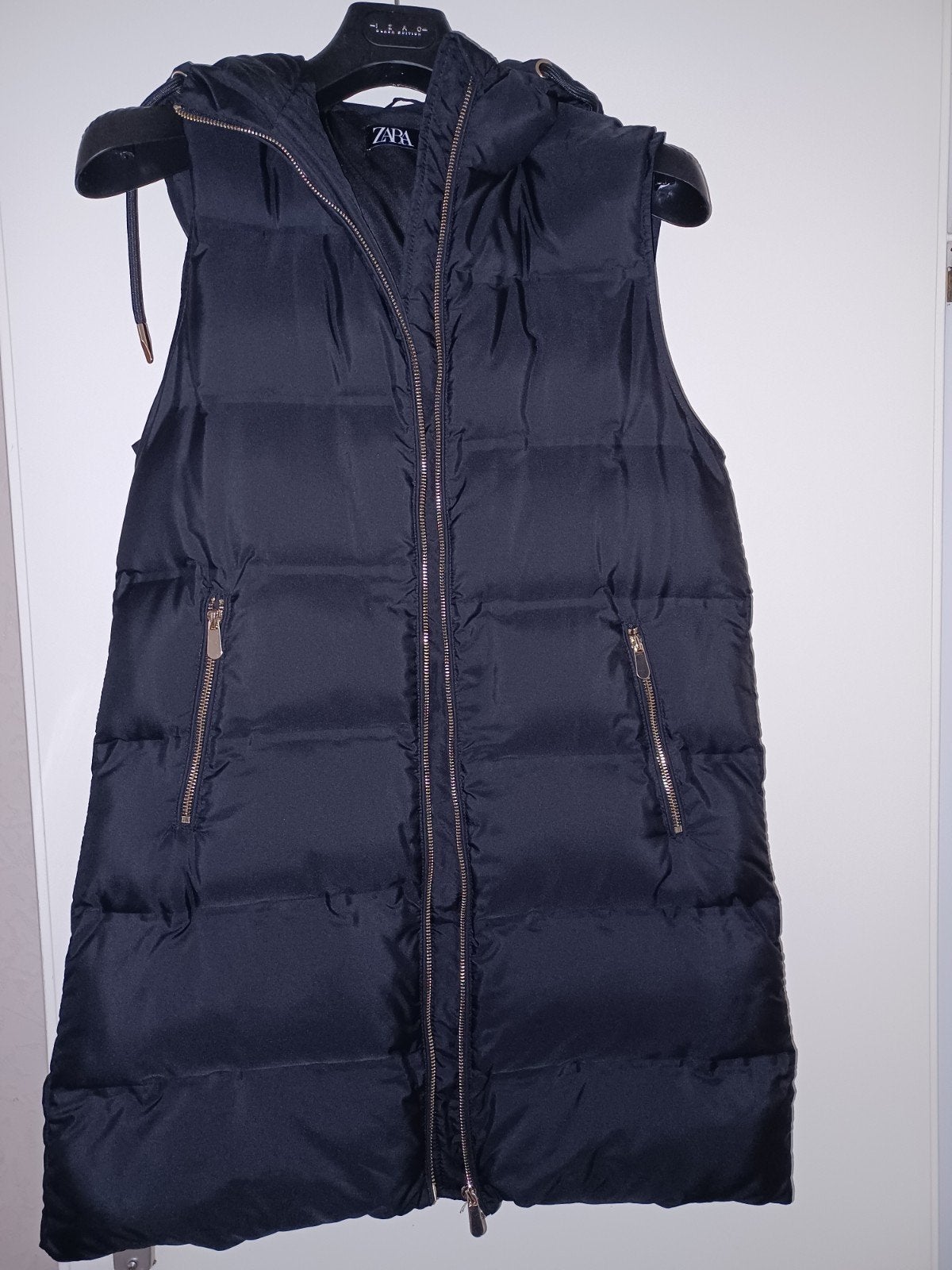 Zwarte mouwloze donsjas van Zara met kap, Kleding | Dames, Maat 38/40 (M), Zwart, Nieuw, Ophalen of Verzenden