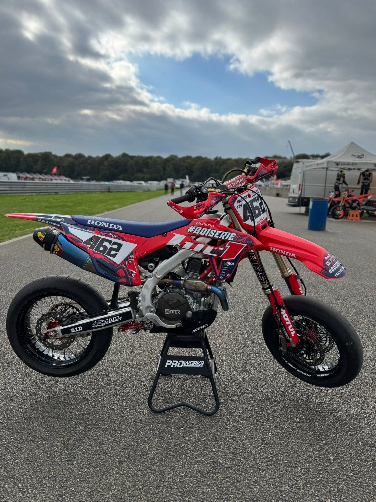 Honda CRF 450 tweedehands uit het jaar 2024, Motoren, Occasion, Particulier, SuperMoto