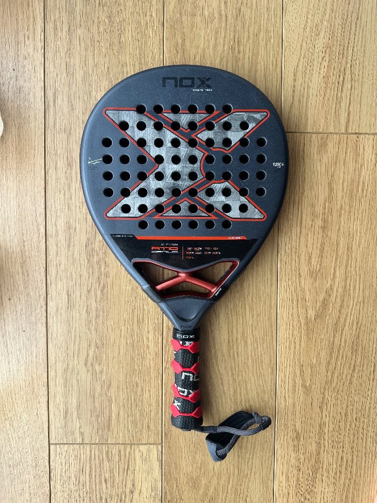 Padelracket Nox AT10 Genius 18K (2025), Sports & Fitness, Padel, Enlèvement, Comme neuf, Raquette de padel