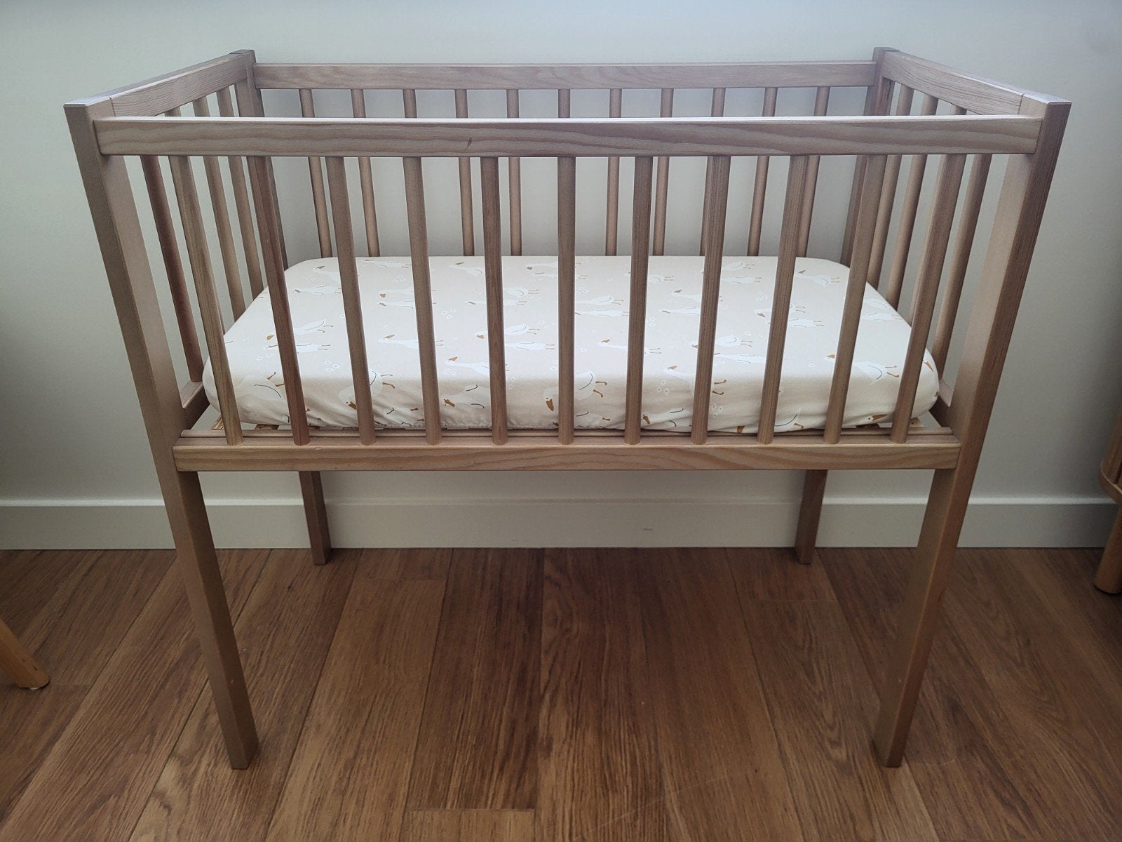 Houten co-sleeper met matrasje, band en drie hoeslakentjes, Enfants & Bébés, Berceaux & Lits, Enlèvement