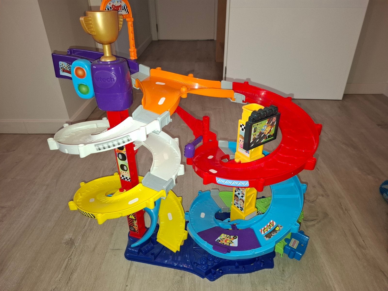 Vtech toet toet autobaan met 1 wagen, Ophalen