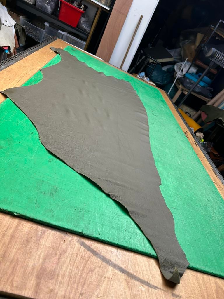 Soldaat groen rest leer lap 1.5 mm dikte soepel A-140, Ophalen of Verzenden, Zo goed als nieuw, Groen