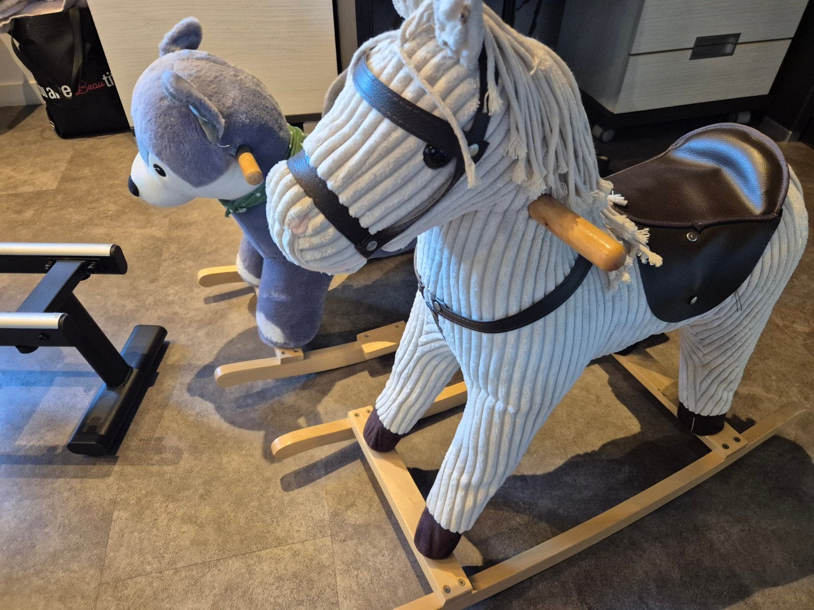 2 schommelpaardjes, Enlèvement