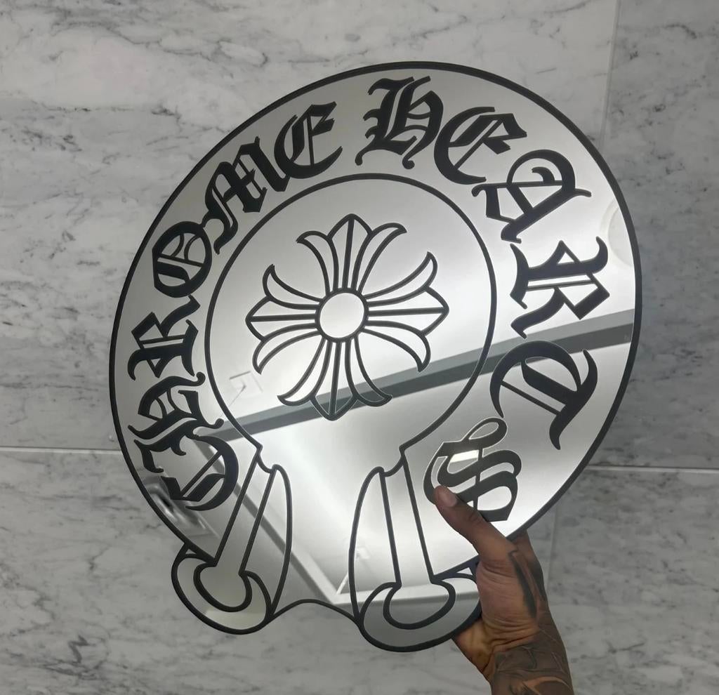 Mirroir Chrome Hearts, Ophalen