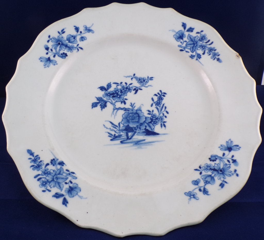 Assiette signée en porcelaine pâte tendre d'Arras (Tournai), Enlèvement ou Envoi