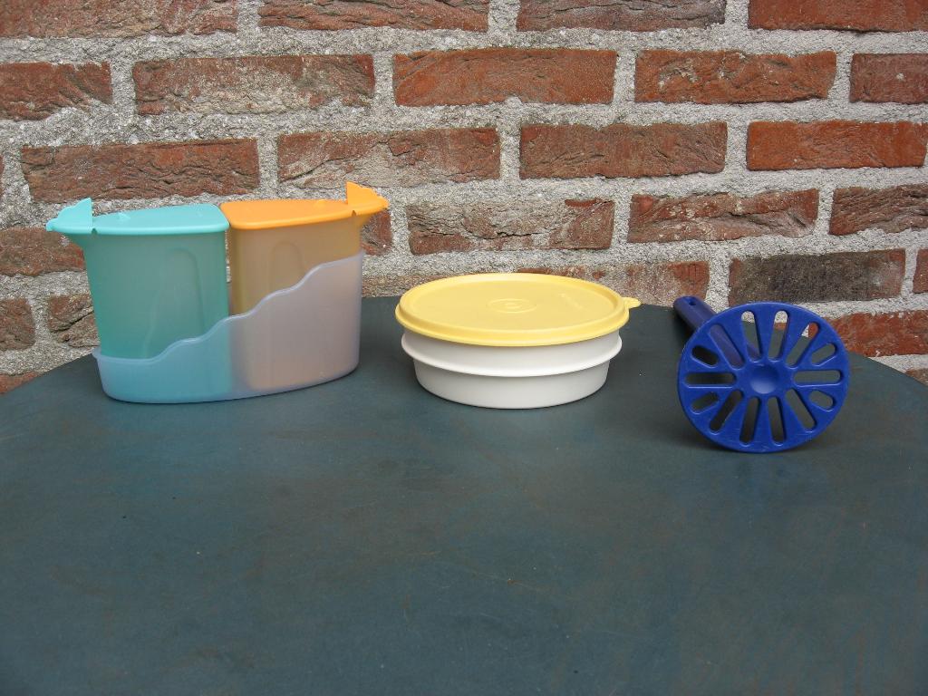 tupperware : set à lait et à sucre, boîte ronde,presse-purée, Enlèvement ou Envoi, Comme neuf, Jaune