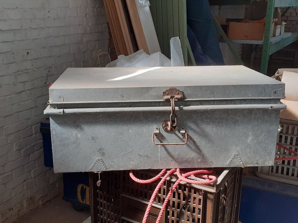 Oude metalen kist (plaatijzer), Ophalen, Gebruikt, Metaal