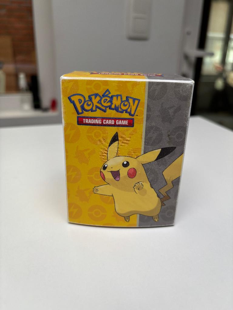 Pikachu Ultra Pro deck box Pokémon TCG, Enlèvement ou Envoi, Utilisé