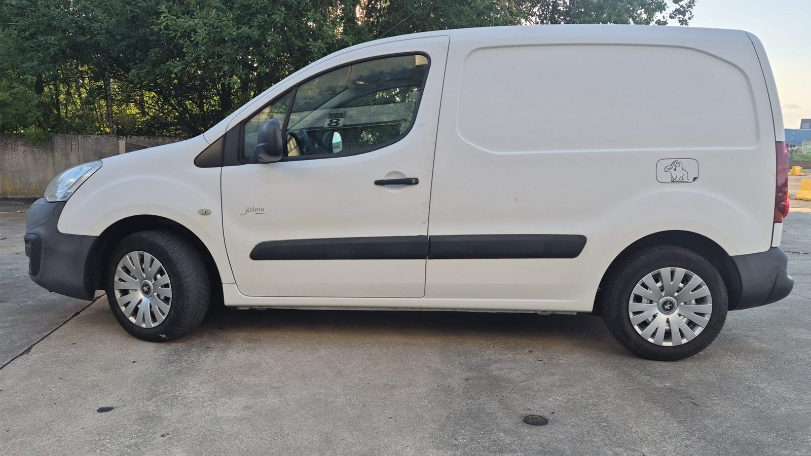 Peugeot Partner 1.6 HDI–2015 –180000 km–Lichte vracht, Auto's, Stof, Zwart, Parkeersensor, Wit