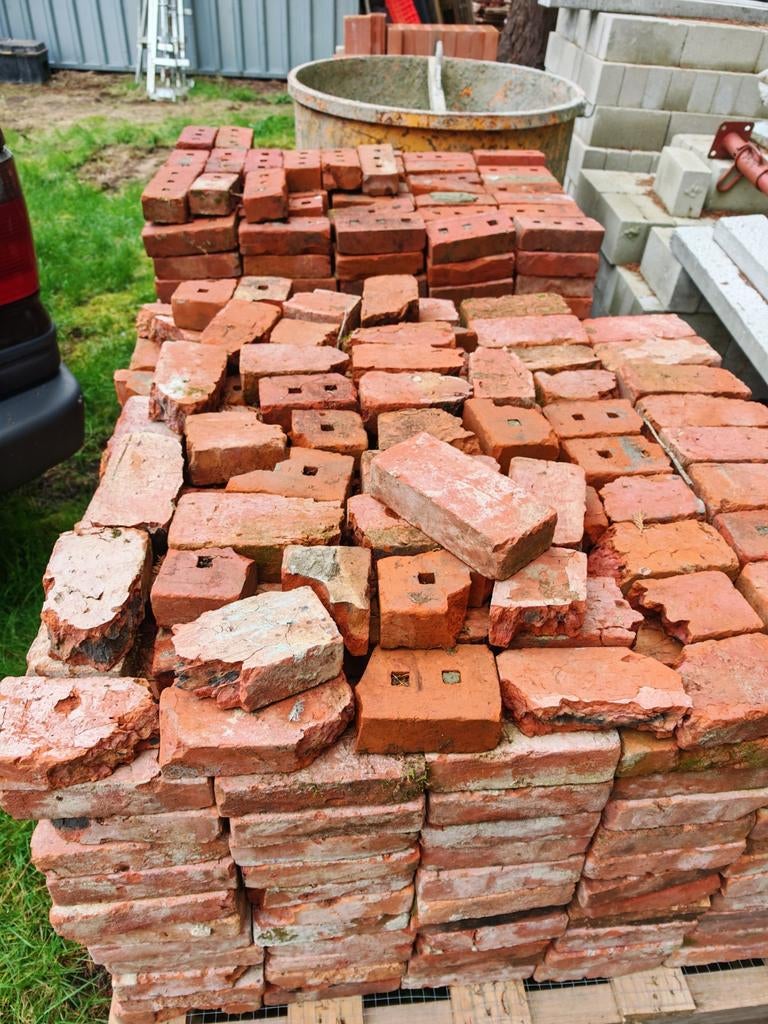 Oude beerse gevelsteen 970 stuks 35 cent per stuk, Ophalen of Verzenden