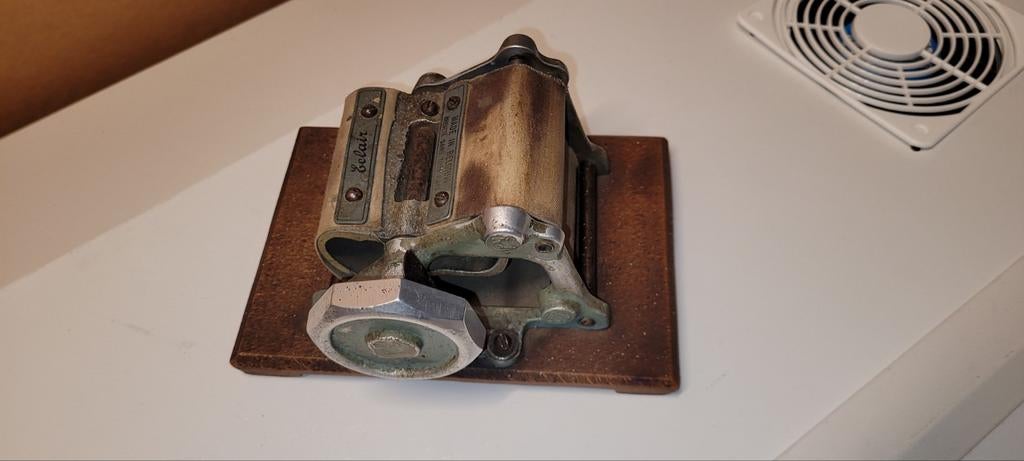 Oude sigarettenroller eclair, Ophalen