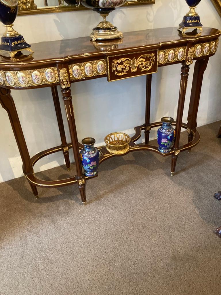 Exclusieve marqueterie tafel met brons en sèvres plaquettes, Enlèvement