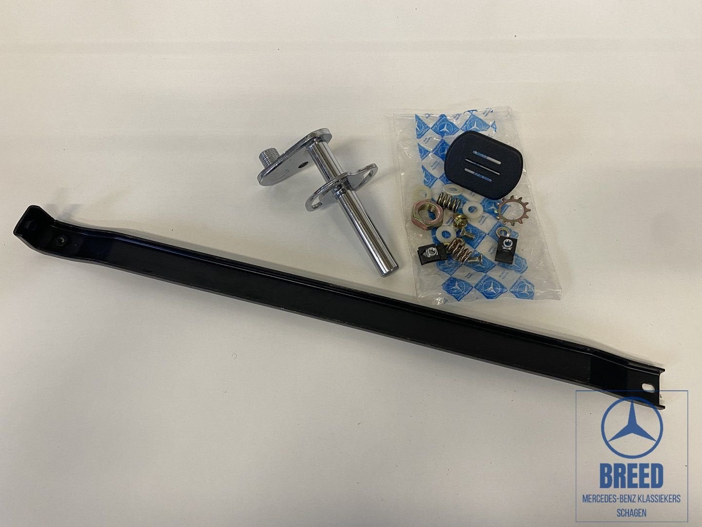 NOS montageset middenarmsteun voor Mercedes-Benz W123 1e + 2, Auto-onderdelen, Interieur en Bekleding, -, Nieuw, Ophalen of Verzenden