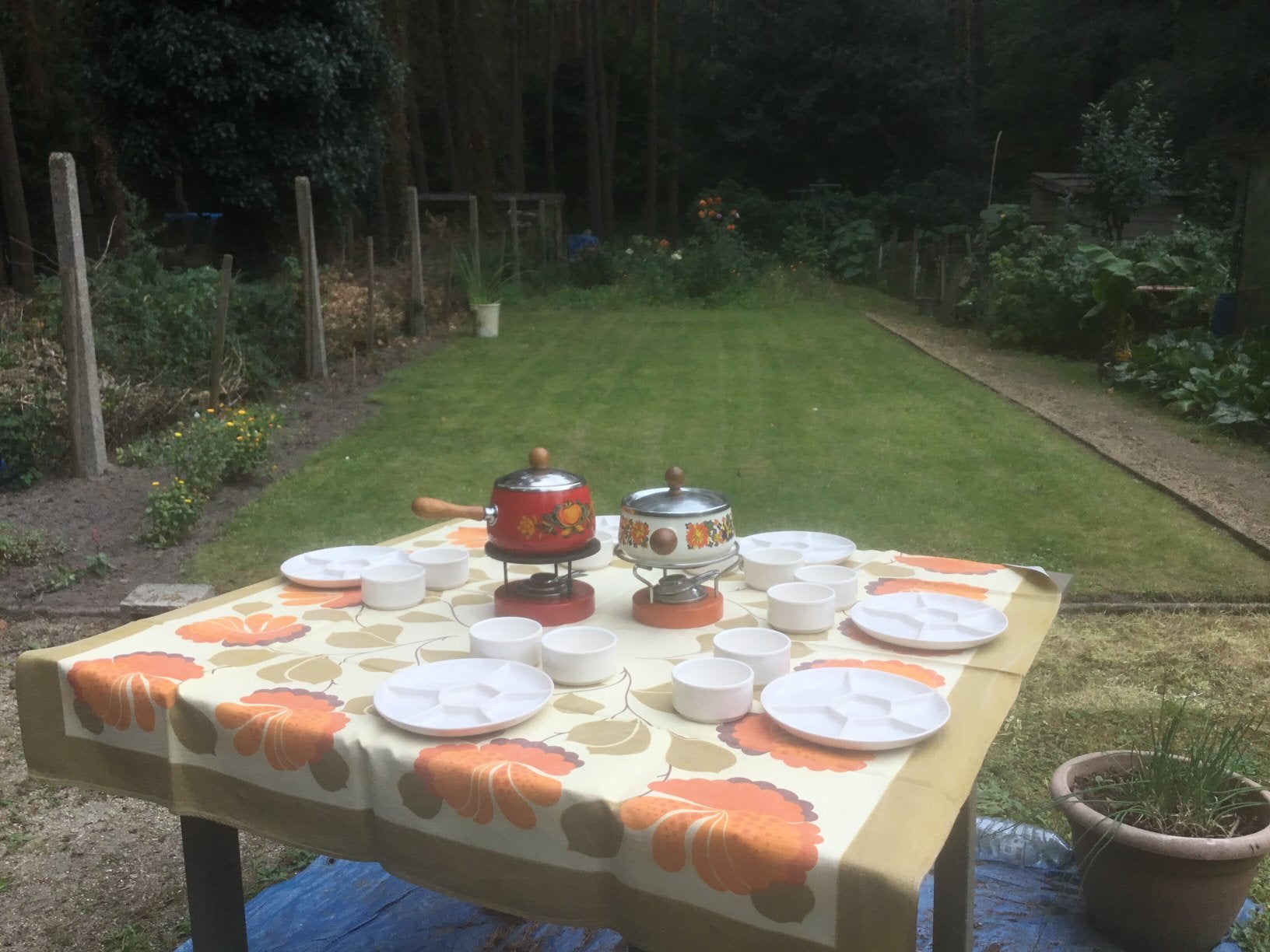 2 fonduestellen op olie + 6 borden + 12 kommetjes, Huis en Inrichting, Ophalen, Gebruikt, Bord(en)