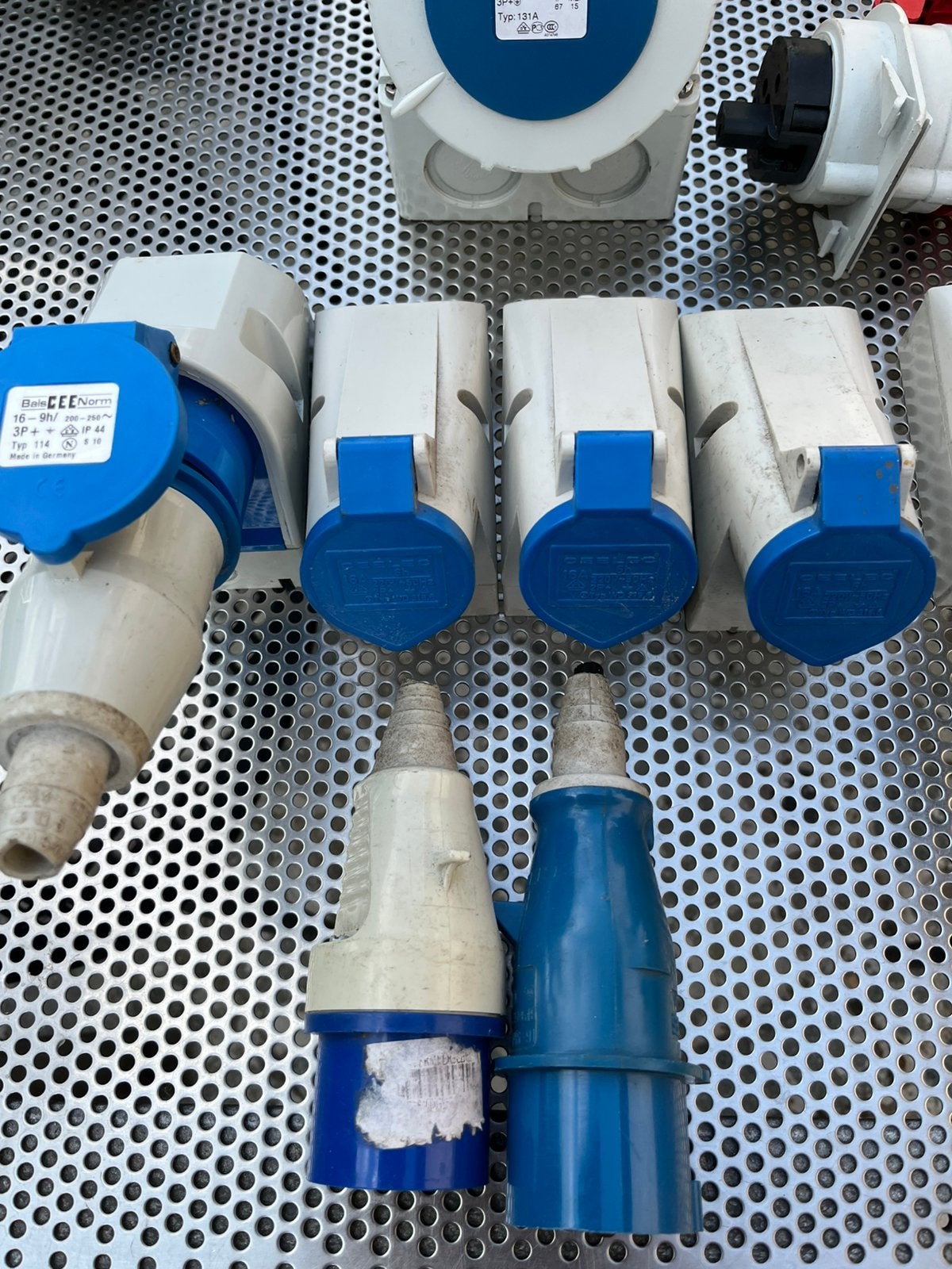 Industriële stekkers en contactdozen, Ophalen, Zo goed als nieuw