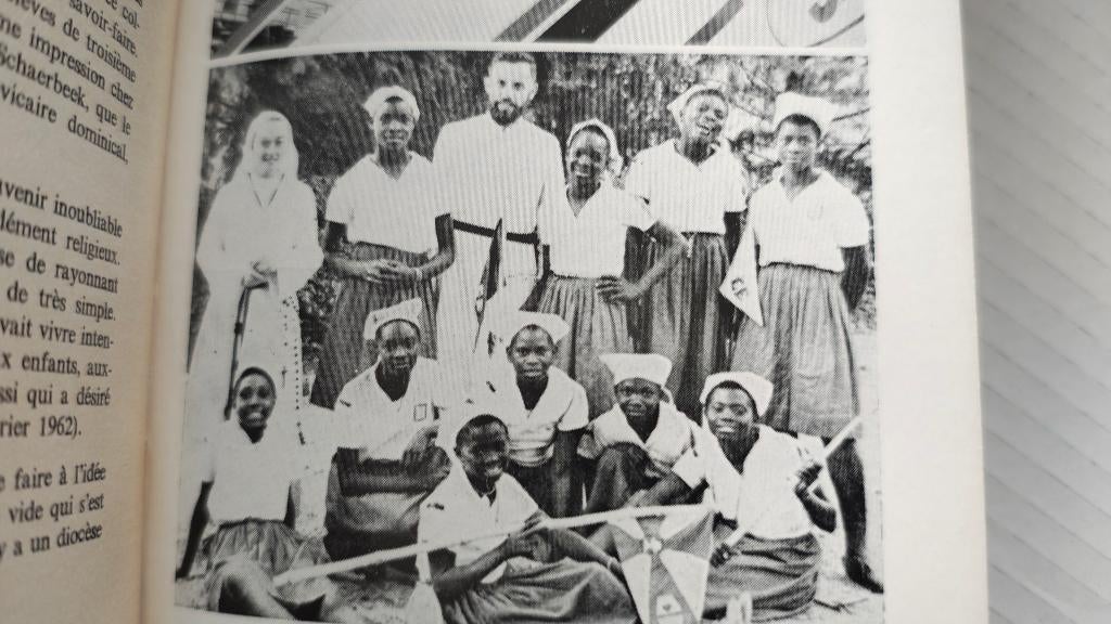 Prêtres belges assassinés à Kongolo Katanga Congo livre, Envoi, 20e siècle ou après, Utilisé