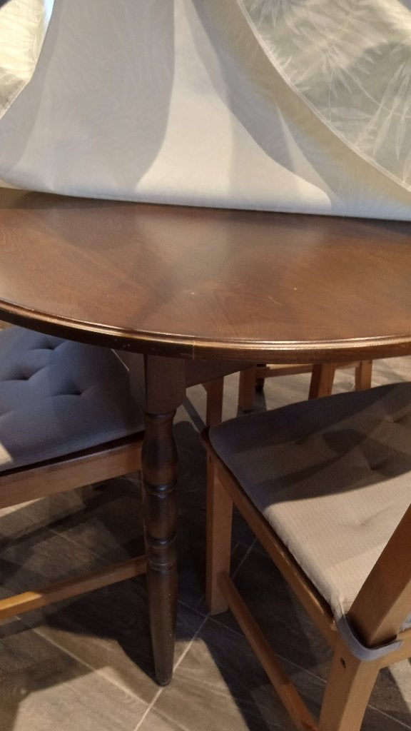 Ronde, eiken eettafel + vier stoelen met zitkussen, Huis en Inrichting, Tafels | Eettafels, Ophalen, Gebruikt, Vier personen, Eikenhout