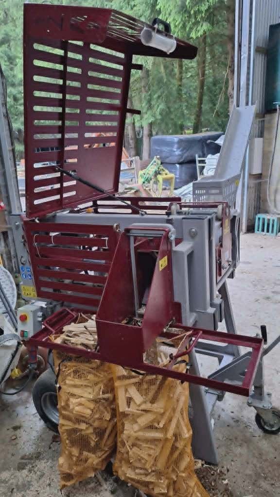 Machine à bûchettes BGU 160 en 380 volts, Articles professionnels, Agriculture | Outils, Enlèvement, Cultures