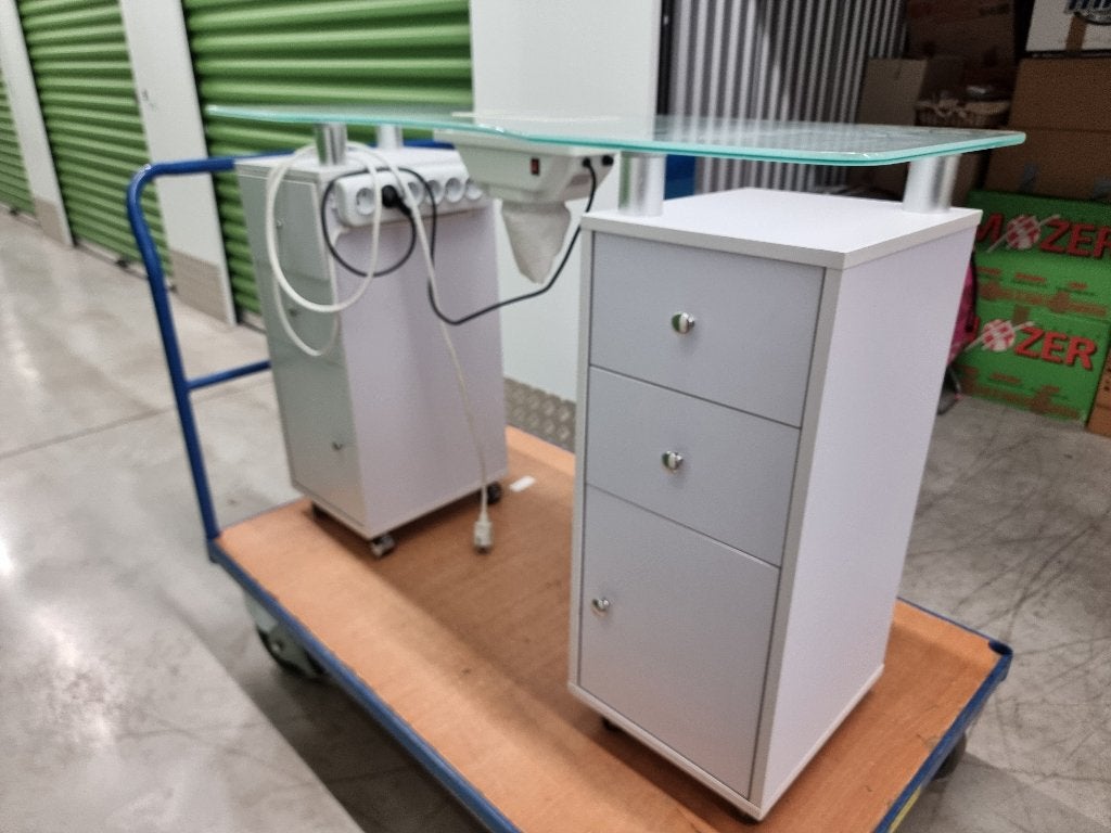 Table de manucure en verre  avec extracteur de poussière, Enlèvement, Utilisé, Soin des mains et des pieds