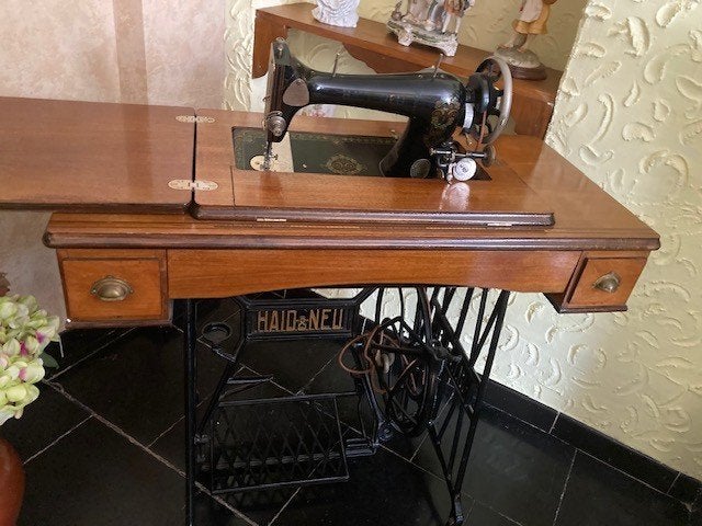 Oude Haid & Neu naaimachine, Ophalen