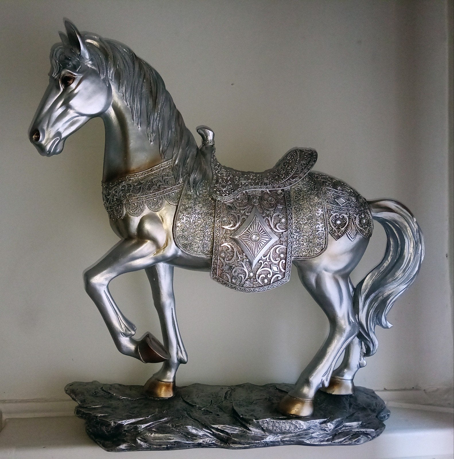 zilverkleurig paard, Ophalen