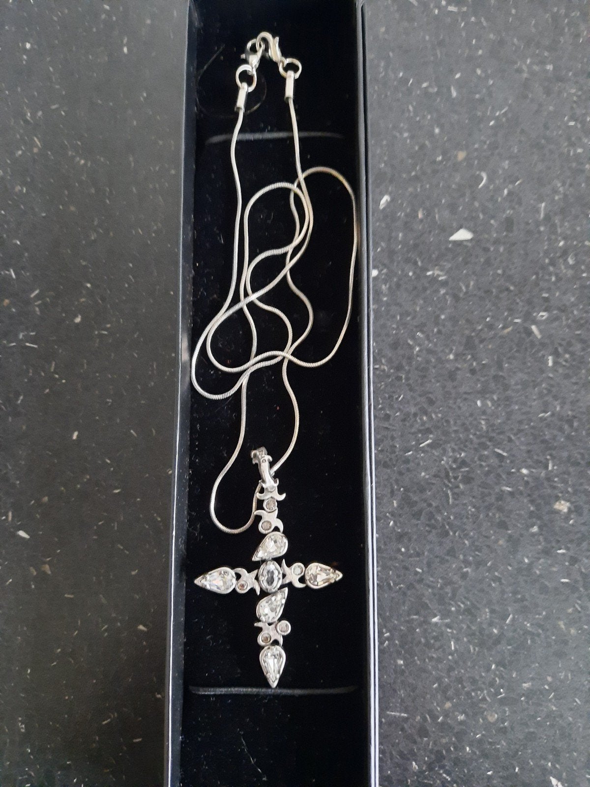 kruisje met steentjes En ketting, Ophalen of Verzenden
