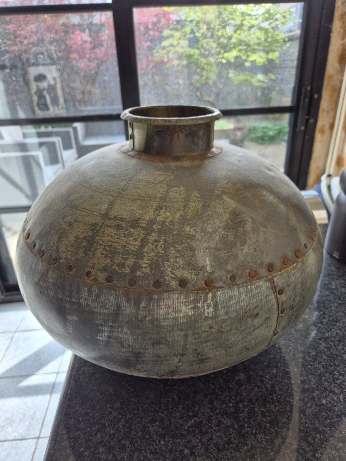 Indische metalen vaas, Huis en Inrichting, Handgemaakt, 35 cm, Ophalen of Verzenden, Zo goed als nieuw