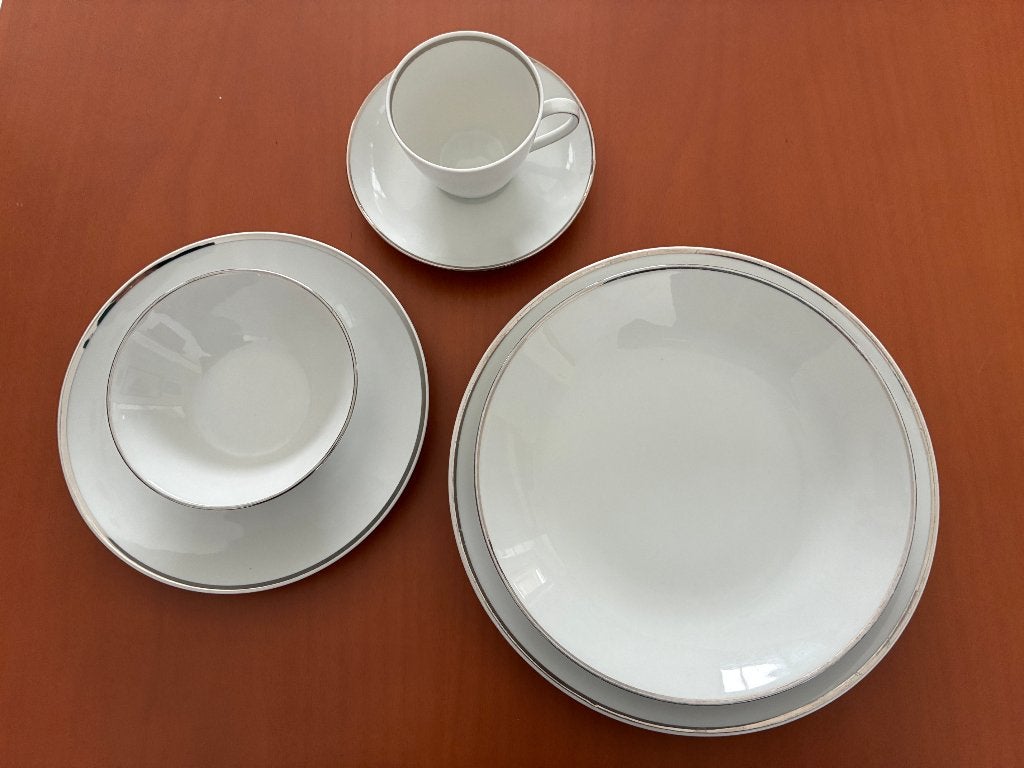 Klassevol wit servies met zilveren rand, Ophalen, Gebruikt, Bord(en), Overige stijlen