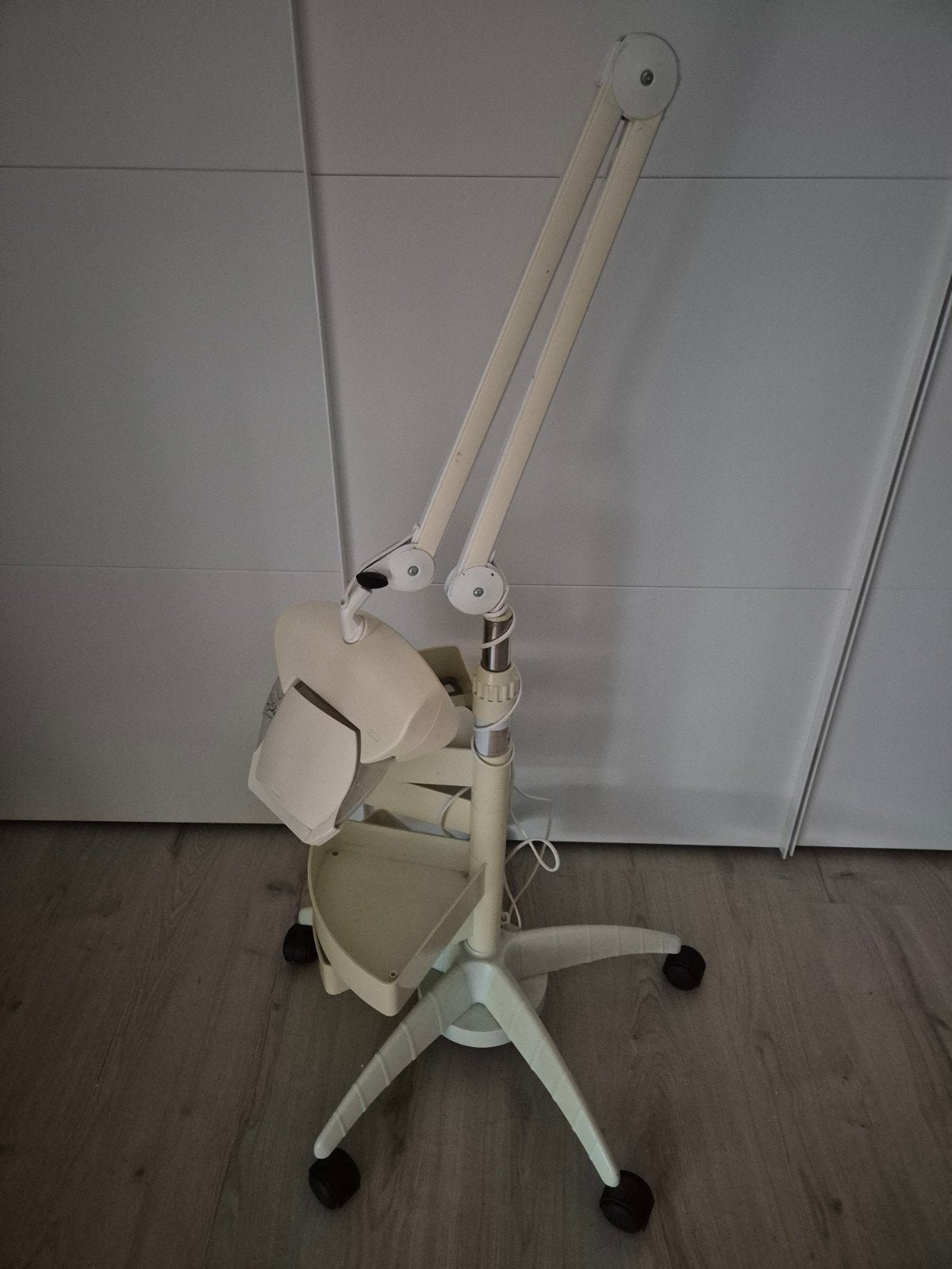 Professionele Luxo vergrootlamp 6 dioptrie op verrijdbare st, Ophalen