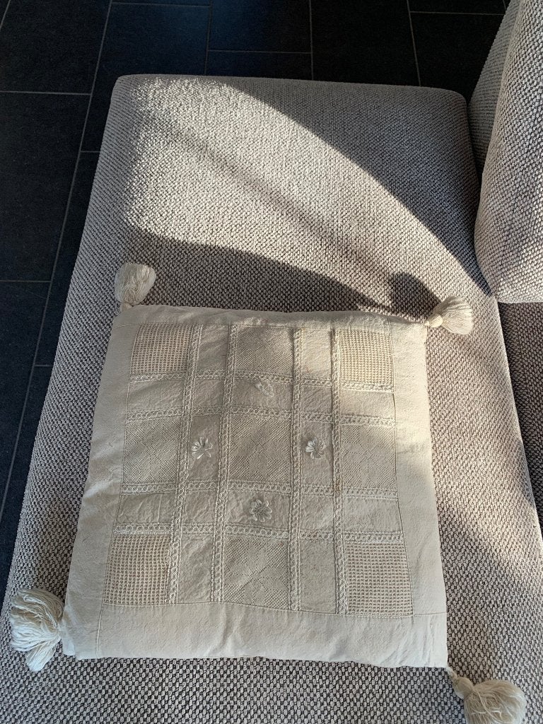 Prachtig sierkussen in gebroken wit/crème, Ophalen of Verzenden, Zo goed als nieuw, Wit, Sierkussen