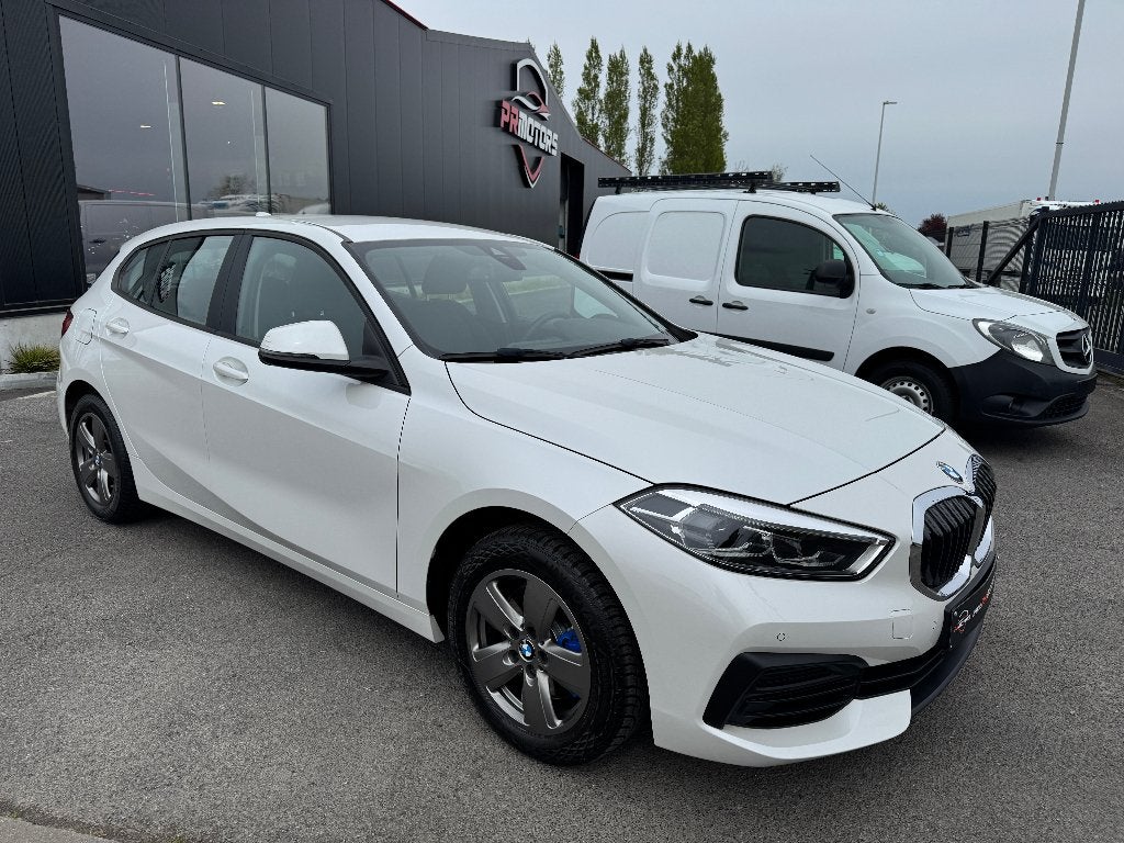 BMW 118i automaat 1st eig ohboek cruise carplay gps, Auto's, Dealer onderhouden, Wit, Bedrijf, 5 deurs