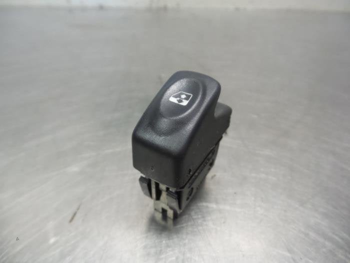 Elektrisch Raam Schakelaar van een Renault Clio (Clio 2 98-), Gebruikt, -, -, Ophalen of Verzenden